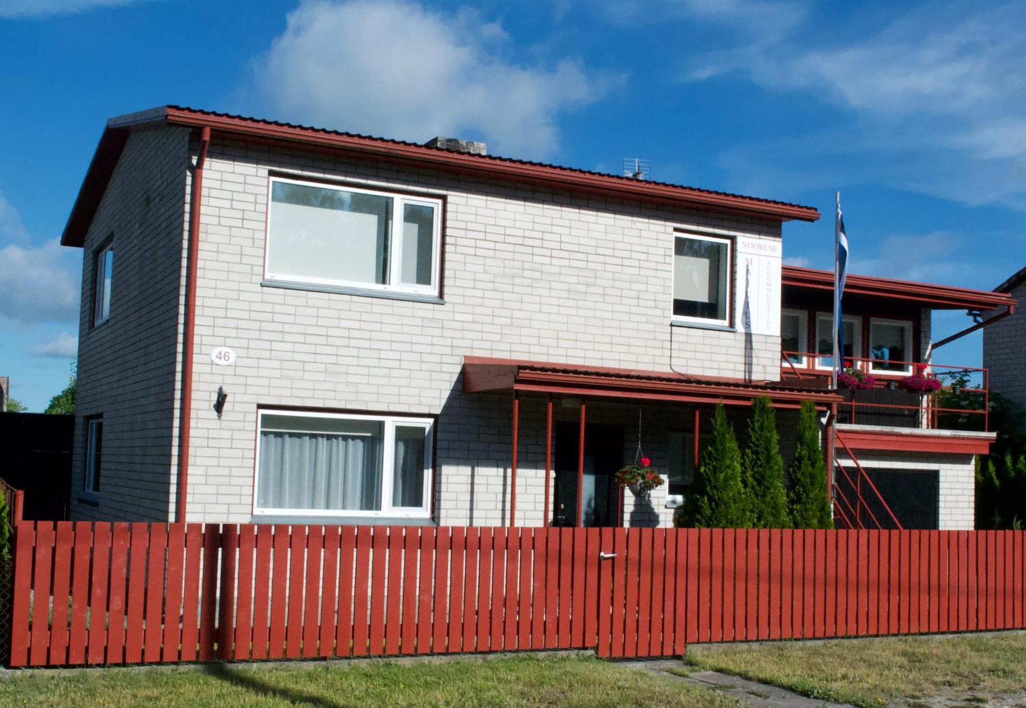 Nooruse Majutus Hotel Kuressaare Exterior photo
